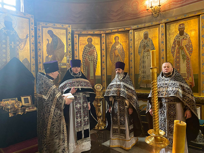 Соборное служение клириков Удомельского благочиния литургии Преждеосвященных даров.