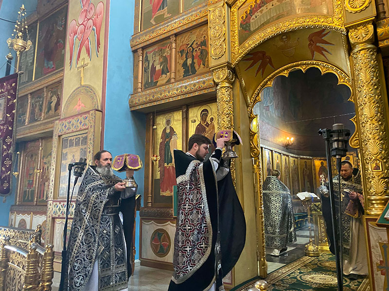 Соборное служение клириков Удомельского благочиния литургии Преждеосвященных даров.