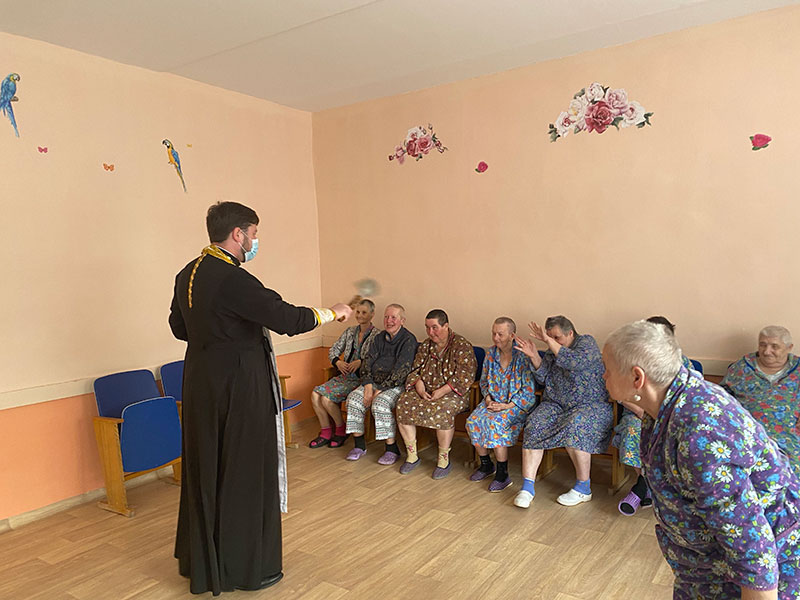В Великую Субботу руководитель Отдела социального служения и благотворительности Бежецкой епархии посетил Удомельский психоневрологический интернат.