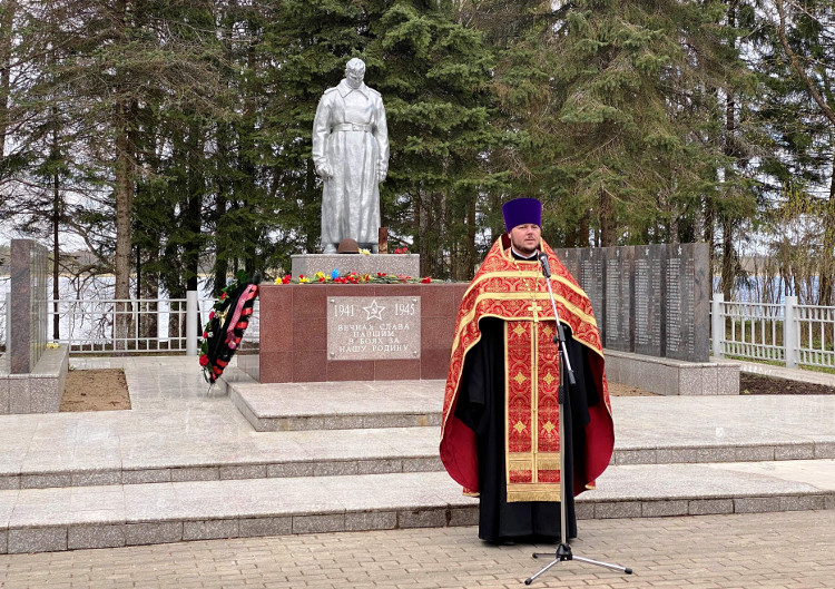 Благочинный Удомельского округа совершил заупокойную литию по погибшим в годы Великой Отечественной войны 