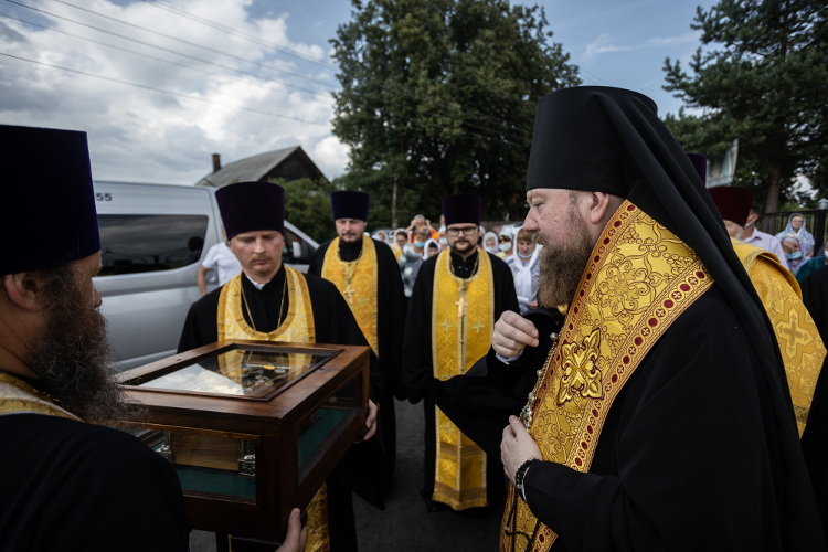 Принесение ковчега с мощами благоверного великого князя Александра Невского в пределы Бежецкой епархии 