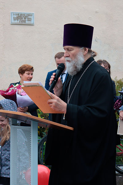 Духовенство Удомельского благочиния посетили праздничные мероприятия в учебных заведениях, посвящённые Дню знаний.
