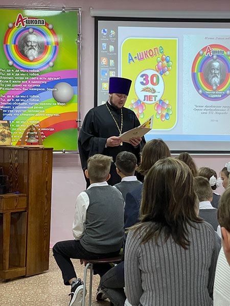 Духовенство Удомельского благочиния посетили праздничные мероприятия в учебных заведениях, посвящённые Дню знаний.