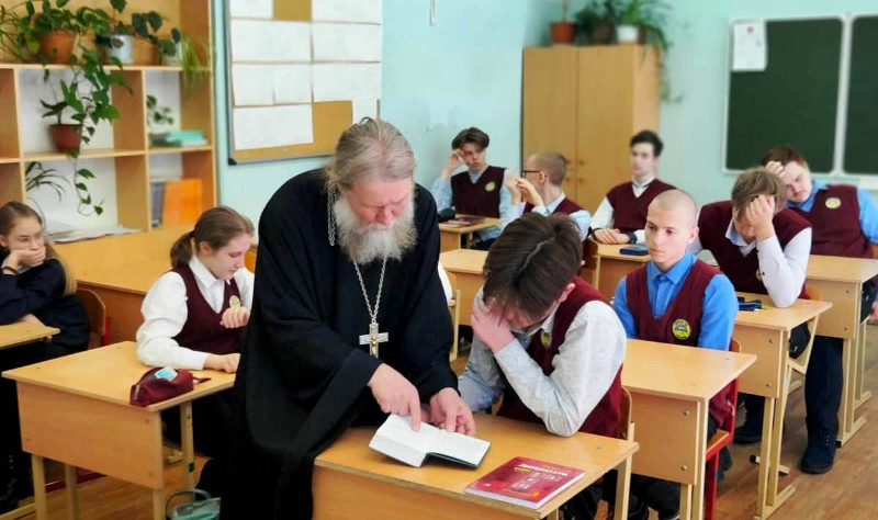 Клирик Удомельского благочиния провел встречу со школьниками в рамках празднования Дня православной книги 
