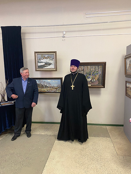 Благочинный Удомельского округа посетил выставку заслуженного художника России Давыдова Н.С.