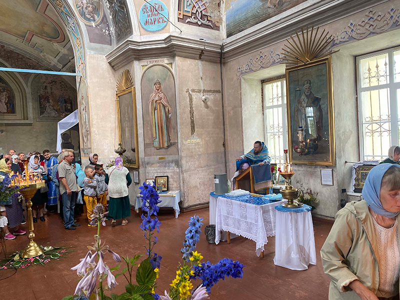 Божественная литургия в храме Воскресения Славущего село Карельское.