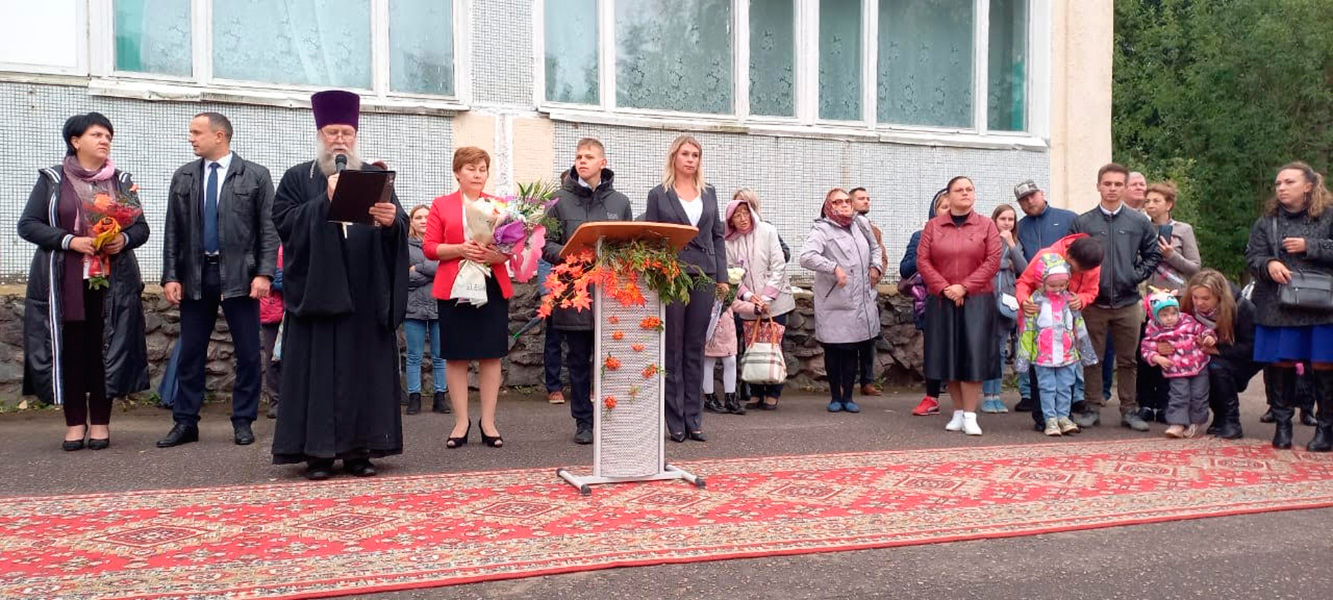 В День знаний духовенство Удомельского благочиния посетили торжественные линейки в общеобразовательных школах г.Удомля.