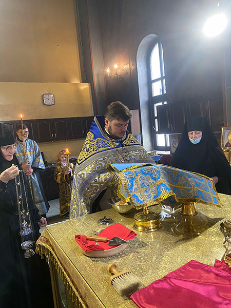 Божественная литургия в праздник Покрова Пресвятой Богородицы.