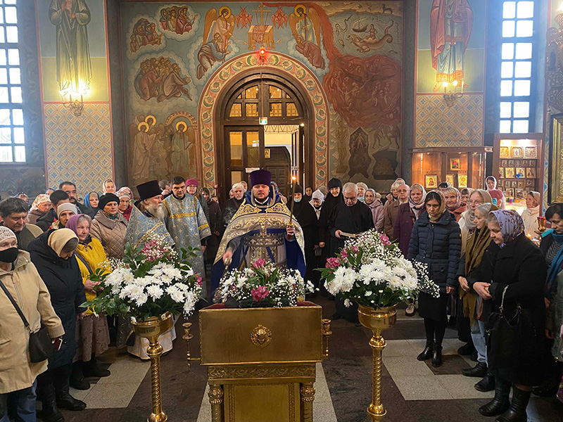 Божественная литургия в праздник Покрова Пресвятой Богородицы.