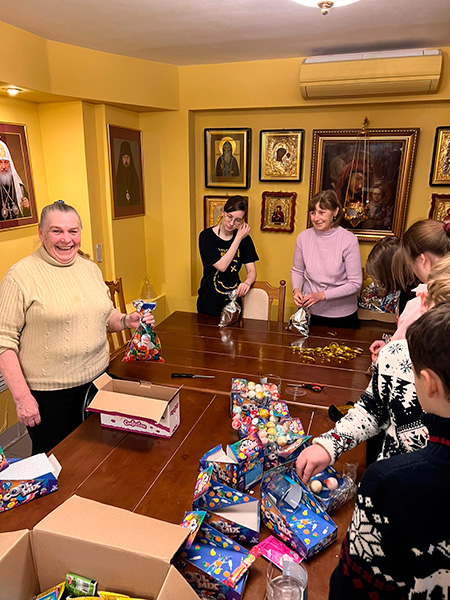 Социальный отдел епархии подготовил подарки к празднику Рождества Христова.