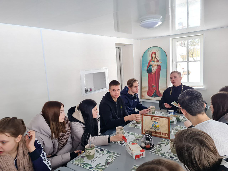 Студенты Удомельского колледжа в честь празднования дня Православной книги посетили Князь-Владимирский собор