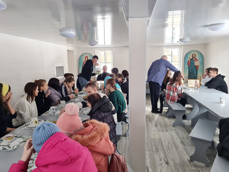 Студенты Удомельского колледжа в честь празднования дня Православной книги посетили Князь-Владимирский собор