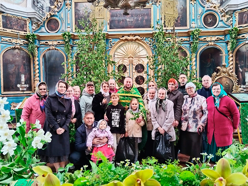 День Святой Троицы встретили в храме Воскресения Славущего село Карельское.