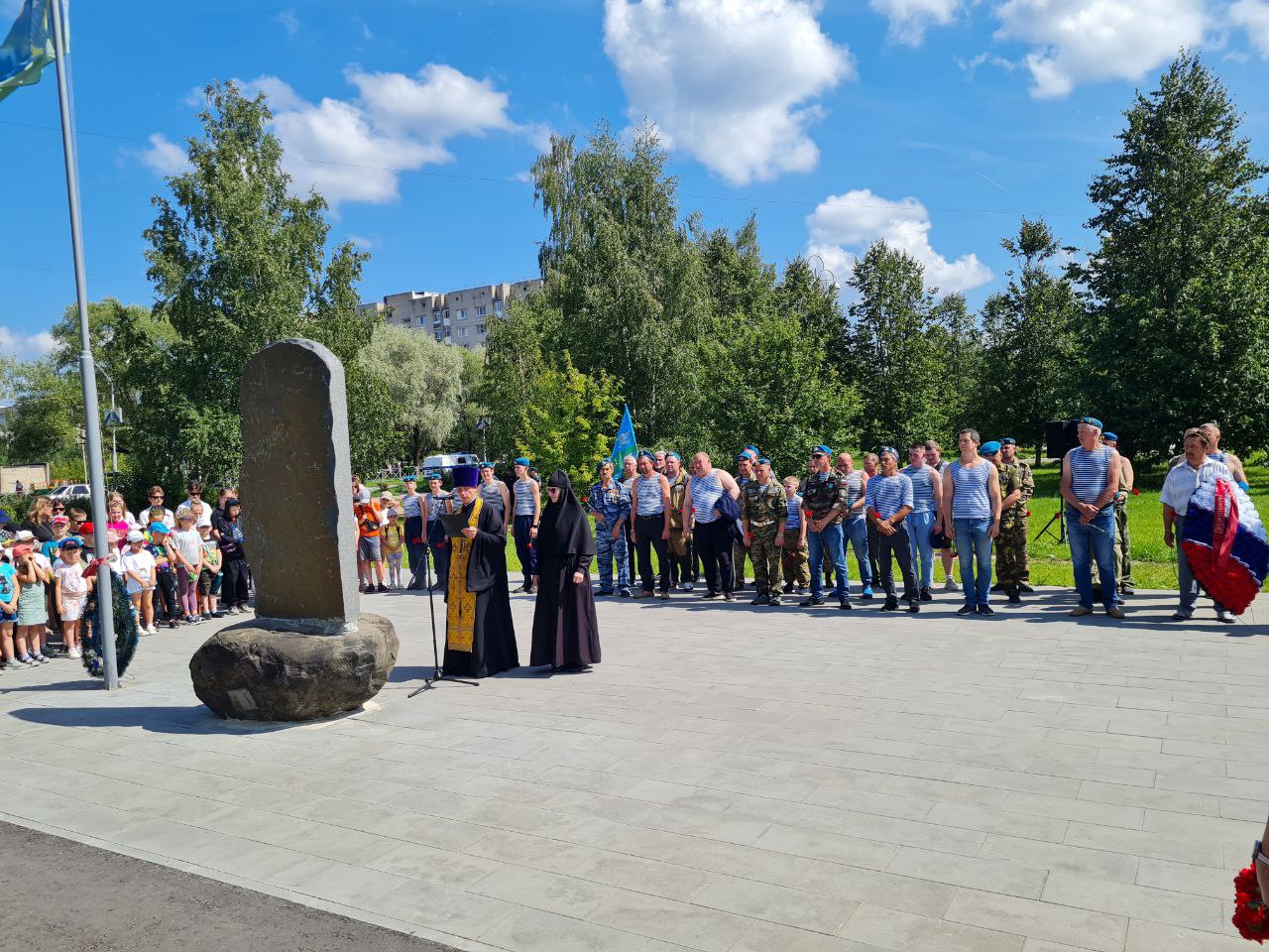 Клирик Удомельского благочиния поздравил десантников с 93-ой годовщиной образования Воздушно-десантных войск.