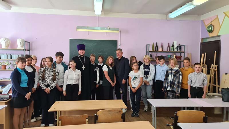 Священнослужители Удомельского благочиния посетили с 11 по 15 сентября общеобразовательные средние школы г.Удомля.