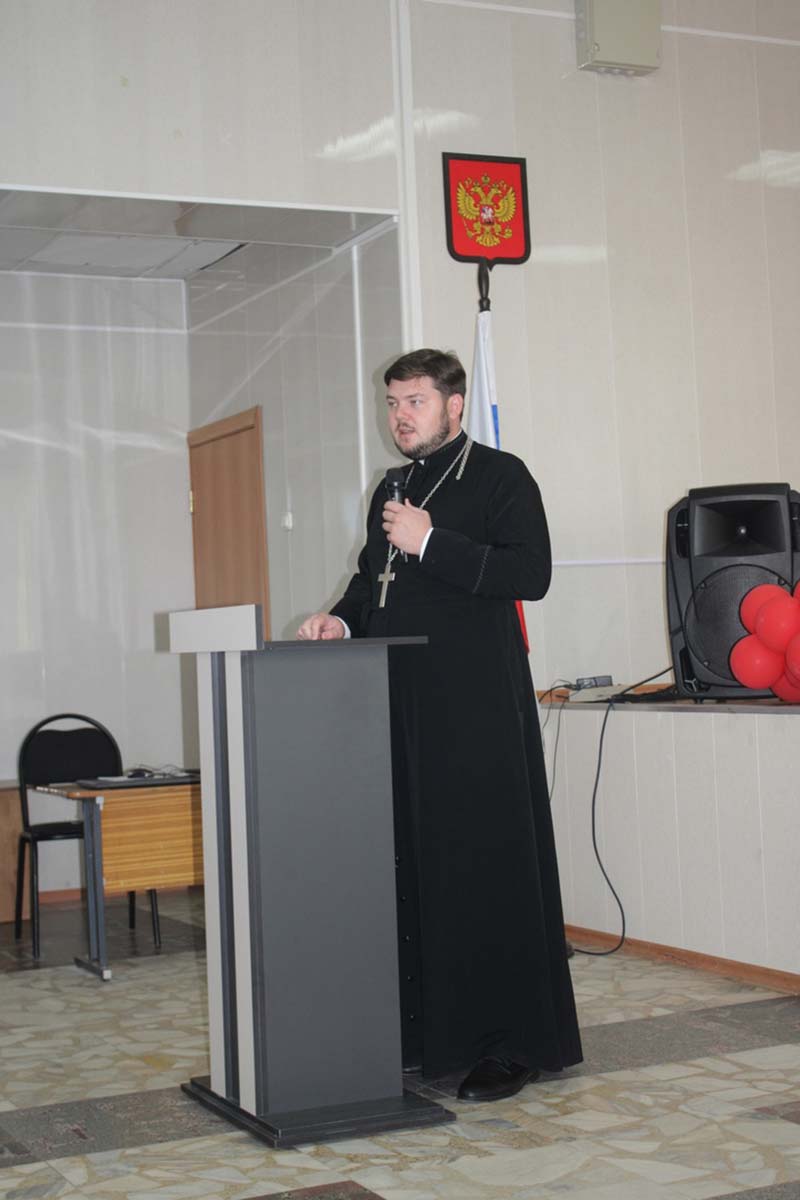 Благочинный Удомельского округа иерей Петр Губанов провел беседу с учащимися в МБОУ УСОШ № 4.