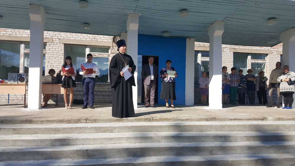 Священники Удомельского благочиния поздравили педагогов и учащихся с Днем Знаний