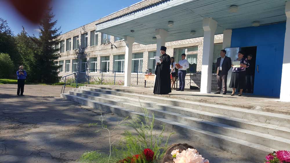 Священники Удомельского благочиния поздравили педагогов и учащихся с Днем Знаний