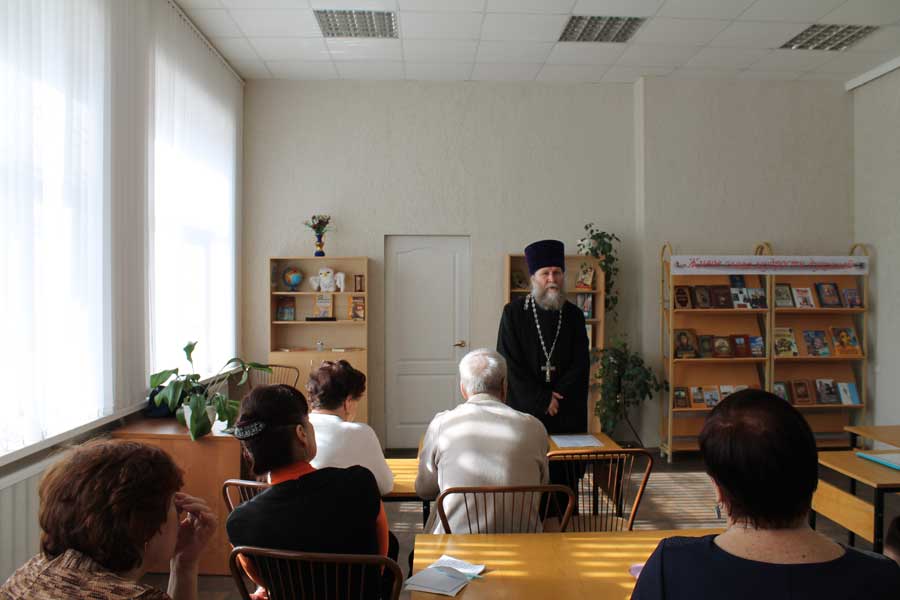Выставка православной литературы в Удомельской районной библотеке.