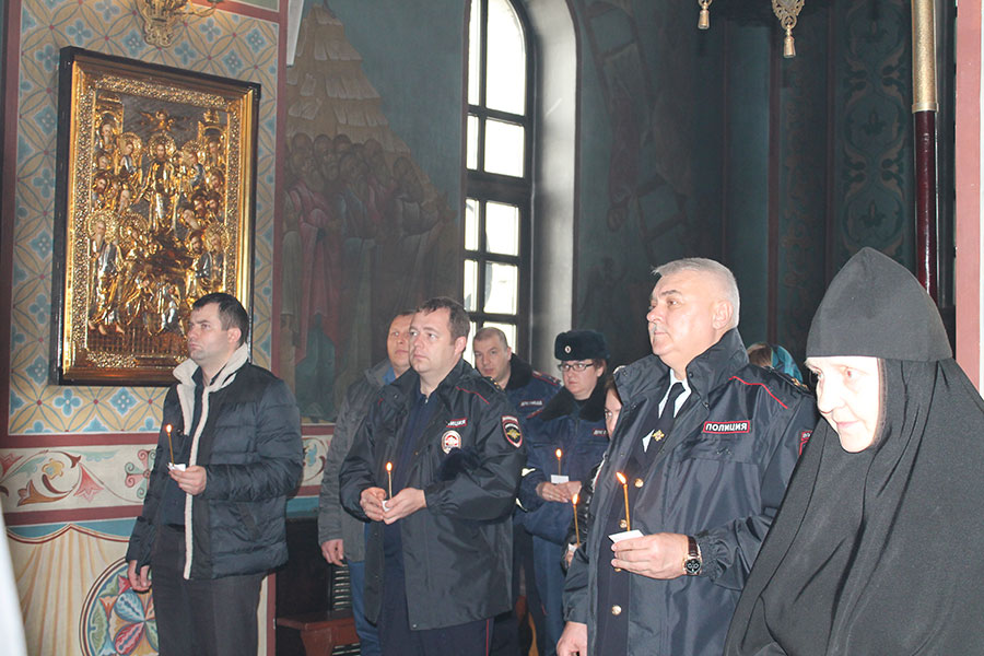 Заупокойная лития по погибшим сотрудникам МВД прошла в Князь-Владимирском соборе