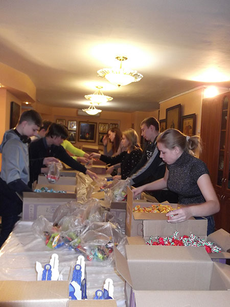 28 декабря в Князь-Владимирском соборе г.Удомля состоялась фасовка детских Рождественских подарков