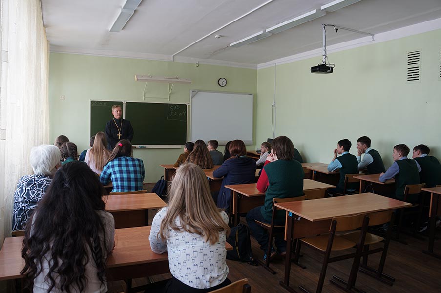 Клирик Удомельского благочиния провел беседу со школьниками посвящённую празднику Пасхи