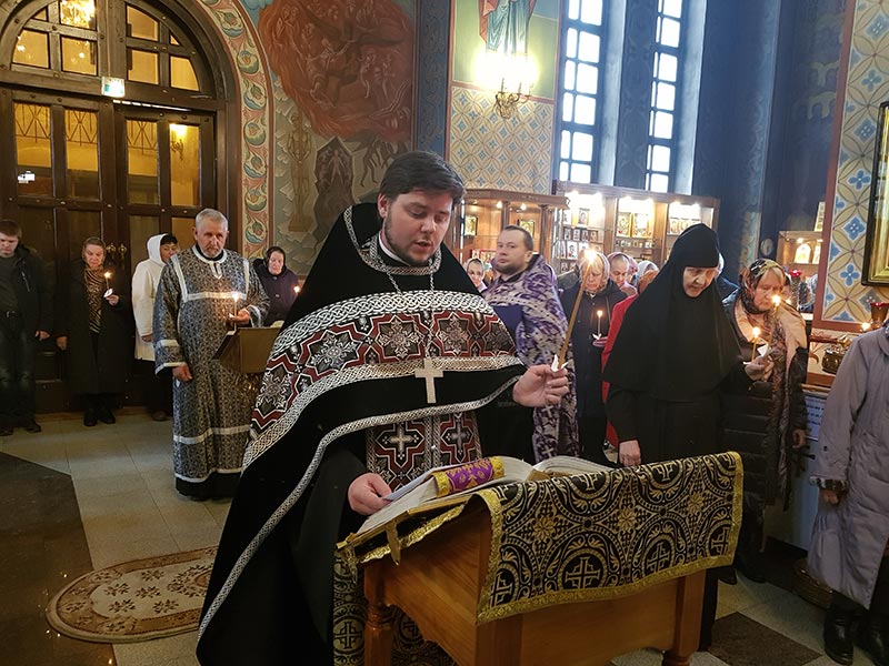 В Князь-Владимирском соборе г.Удомля прошли богослужения страстной пятницы и субботы