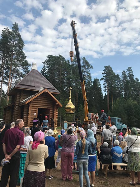 Освящение и установка куполов и крестов на новопостроенную церковь в честь пророка Иоанна Предтечи в д.Ивановское 