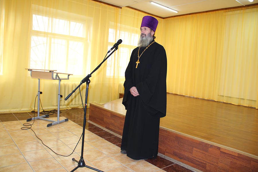 Священники Удомельского благочиния посетили Удомельские школы
