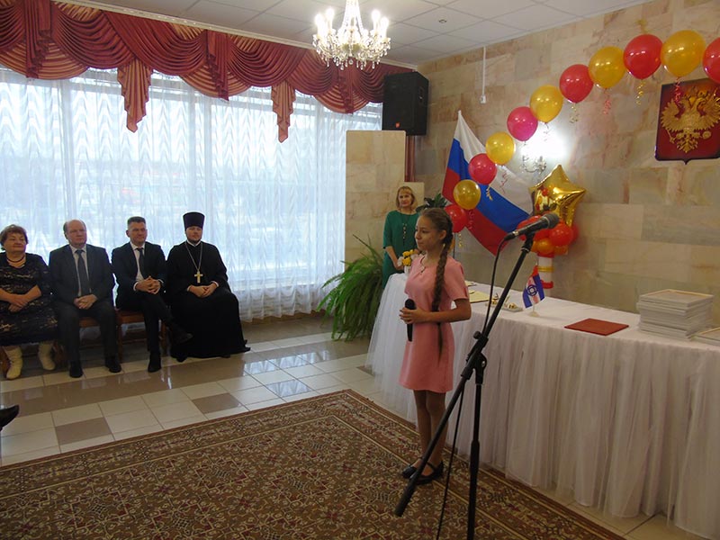 Благочинный Удомельского округа поздравил золотых юбиляров в Удомельском ЗАГСе