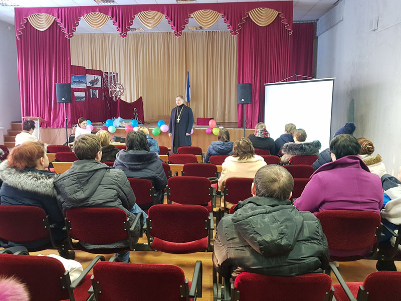 Клирик Удомлеьского благочиния посетил родительское собрание в Удомельской СОШ N2
