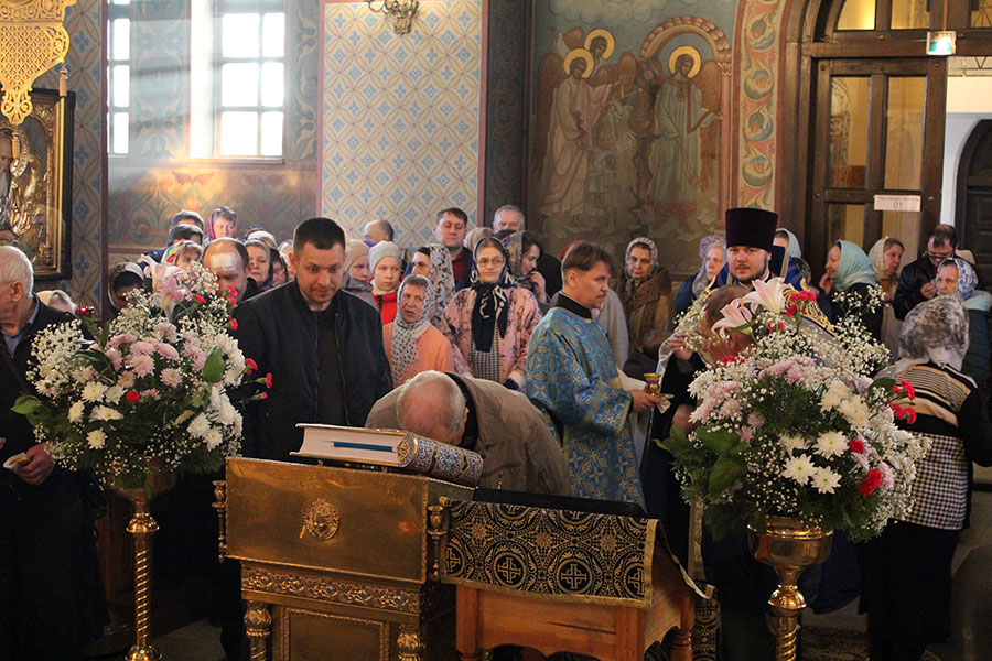 Праздничная служба на Благовещение в Князь-Владимирском соборе
