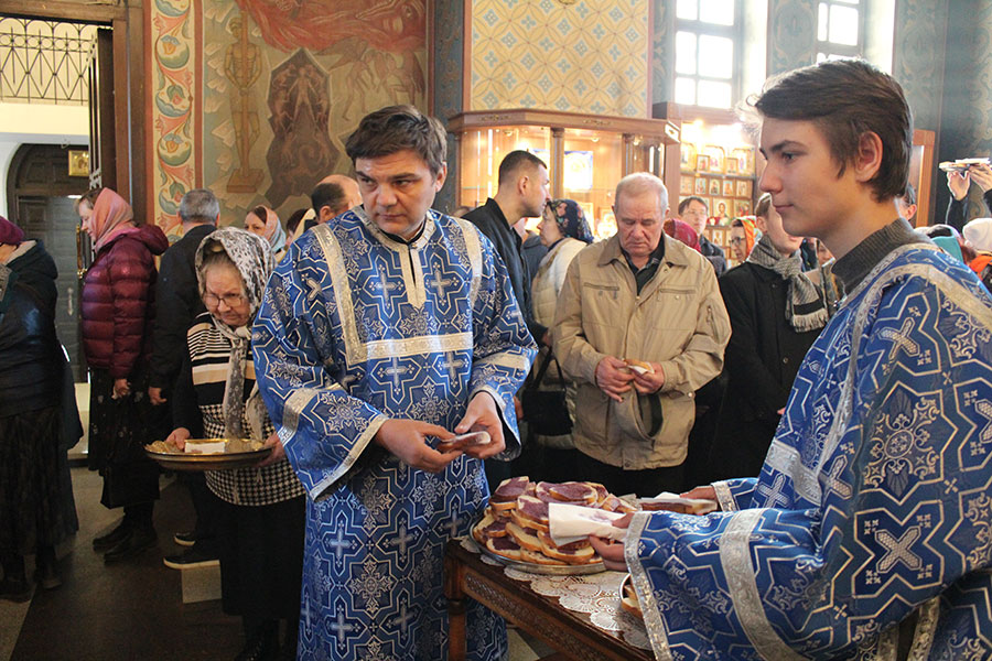 Праздничная служба на Благовещение в Князь-Владимирском соборе
