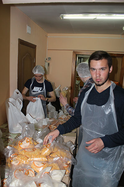 Фасовка народных обедов в Князь-Владимирском соборе г. Удомли