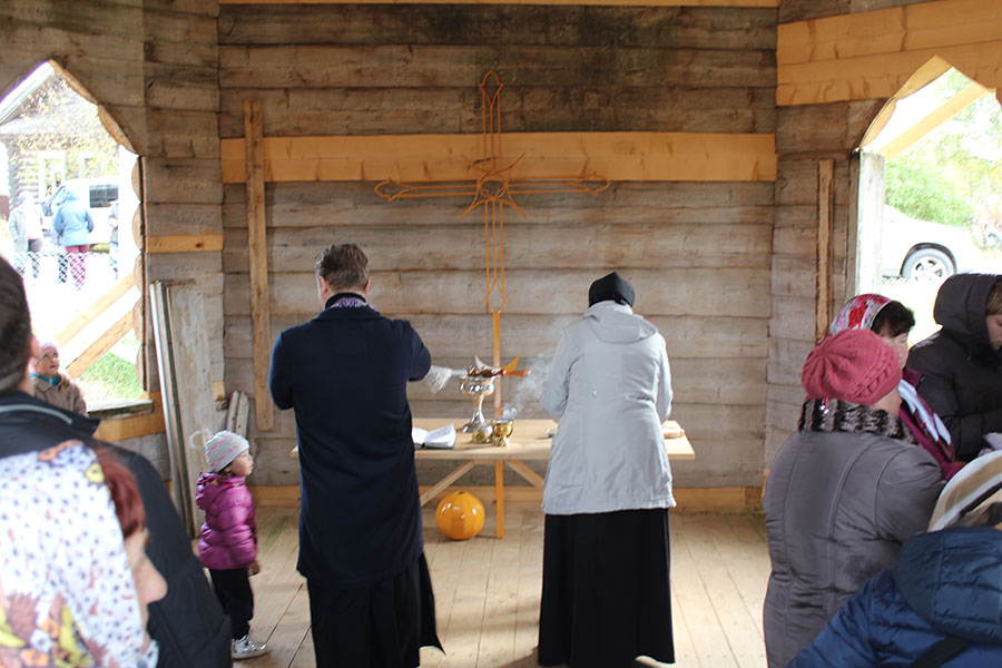 На часовню в честь иконы Казанской Божией Матери д.Лугинино был установлен православный крест