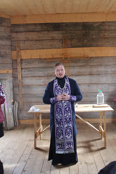 На часовню в честь иконы Казанской Божией Матери д.Лугинино был установлен православный крест