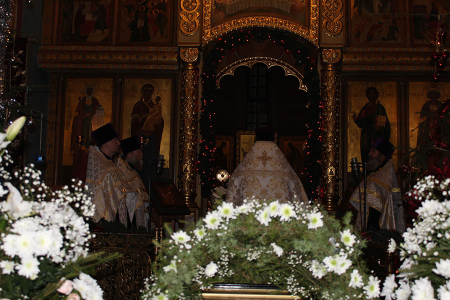 Духовенство Удомельского благочиния соборно совершили Великую Рождественскую Вечерню