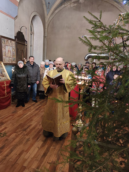 Рождественские службы прошли в сельских храмах Удомельского благочиния