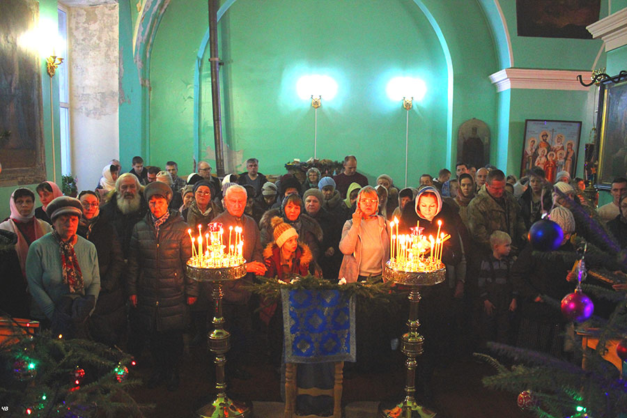 Рождественские службы прошли в сельских храмах Удомельского благочиния