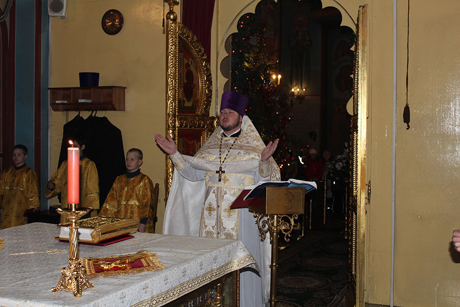 Детская Божественная литургия и Рождественский  концерт  в праздник Собора Пресвятой Богородицы .
