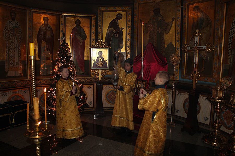 Детская Божественная литургия и Рождественский  концерт  в праздник Собора Пресвятой Богородицы .