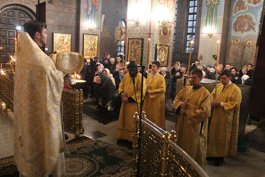 Ночная Божественная литургия прошла в Князь-Владимирском соборе на праздник Крещения Господня