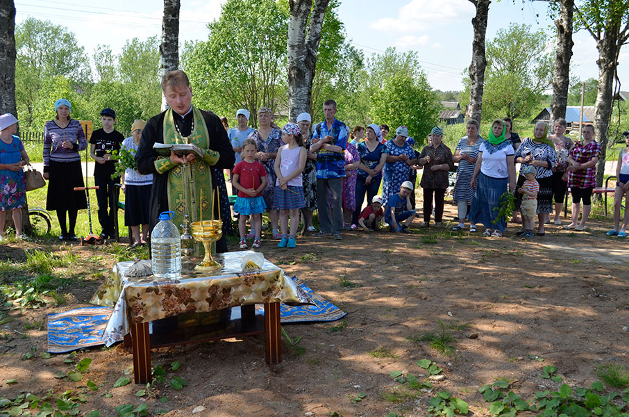 Освящение и установка крестов на часовни в с.Островно и с.Касково Удомельского района.